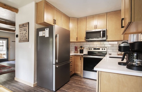 Taos Ski Valley Cabin | Carson Cabin: Modern + Mountain Views, Mins to Town 🌲 🌲