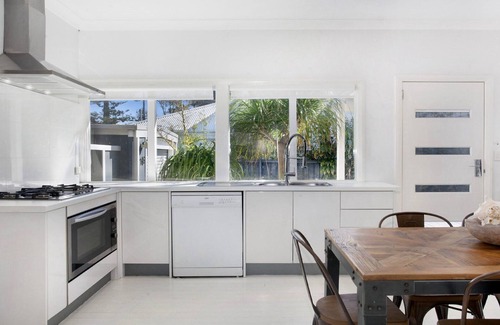 Wamberal House | CASA AL MARE | Close to beach, WI-FI | Accom Holidays