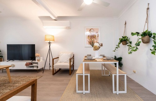 Merewether Apartment | Casa Amor - Coastal apartment short walk to the beach, cafes and restuarants