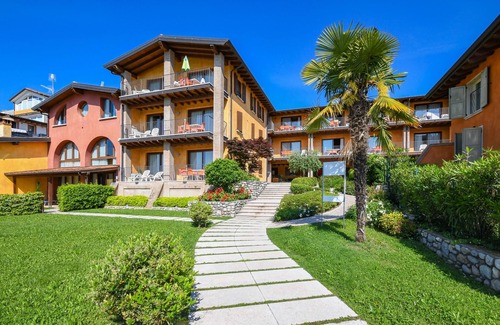 Moniga del Garda Apartment | Casa Assiolo with balcony, garden and lake view