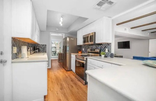 Heritage House | Casa Azul ~ 4B/2.5B ~ 10 Min to LAFB, 2 King Beds & Pet Friendly