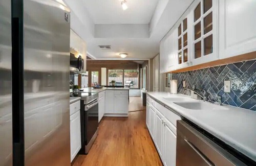 Heritage House | Casa Azul ~ 4B/2.5B ~ 10 Min to LAFB, 2 King Beds & Pet Friendly