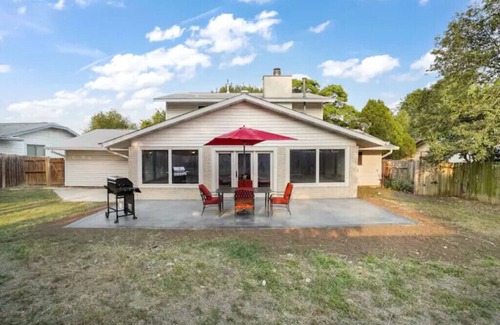 Heritage House | Casa Azul ~ 4B/2.5B ~ 10 Min to LAFB, 2 King Beds & Pet Friendly