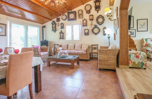 Aljaraque House | CASA AZUL - SUITE VERDE - Fantastic room with private bathroom, shared pool and free WiFi.