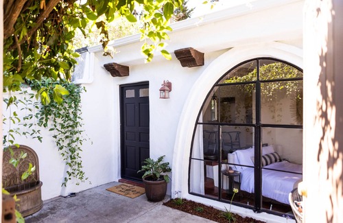Montecito Cottage | Casa Blanca Retreat- New Montecito Casitas- 5 min to Beach!