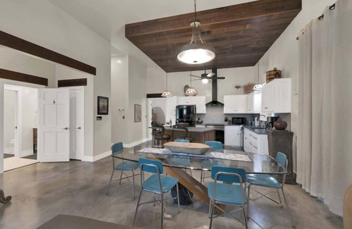 Fredericksburg House | Casa Blanca-Swim Spa-Steps to Main Street!