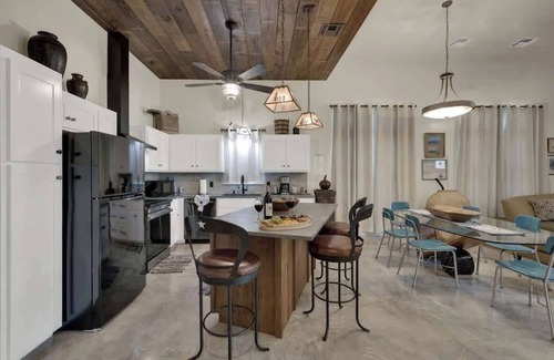 Fredericksburg House | Casa Blanca-Swim Spa-Steps to Main Street!