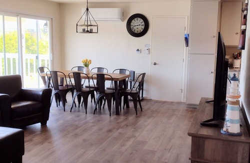 Clearlake Park House | Casa Blanca waterfront house with private pier & kayaks, sleeps 8