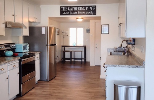 Clearlake Park House | Casa Blanca waterfront house with private pier & kayaks, sleeps 8