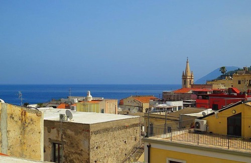 Lipari Historic Centre House | Casa Bruno A: A welcoming two-story apartment located in Lipari, in the fascinating archipelago of the Eolian Islands, with Free WI-FI.