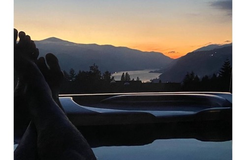 White Salmon House | Casa Buena Vista-Outdoor Hot Tub and Sauna