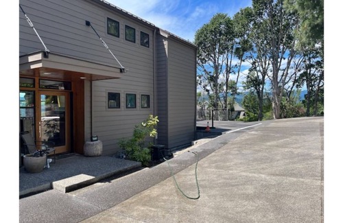 White Salmon House | Casa Buena Vista-Outdoor Hot Tub and Sauna