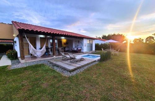 Armenia House | Casa Campestre en zona exclusiva con Jacuzzi, a 10 min del aeropuerto, 20 min parque del café, WiFi, parqueadero privado, vigilancia 24 hrs y amplias zonas sociales