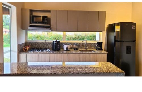 Armenia House | Casa Campestre en zona exclusiva con Jacuzzi, a 10 min del aeropuerto, 20 min parque del café, WiFi, parqueadero privado, vigilancia 24 hrs y amplias zonas sociales
