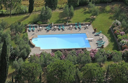 Peccioli House | Casa Canarino I: A characteristic and welcoming two-story apartment surrounded by the greenery.