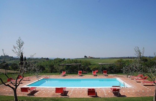 Castelfiorentino House | Casa Cassiodoro C: A welcoming apartment surrounded by meadows and by green hills, with Free WI-FI.