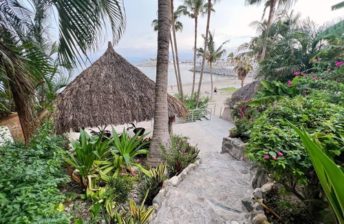 La Cruz de Huanacaxtle House | Casa Colibri - Private Beachfront Oasis
