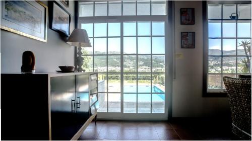Tomino House | Casa con piscina a orilla del Rio Miño