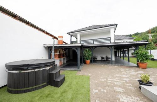 Eselnita House | Casa Dacia