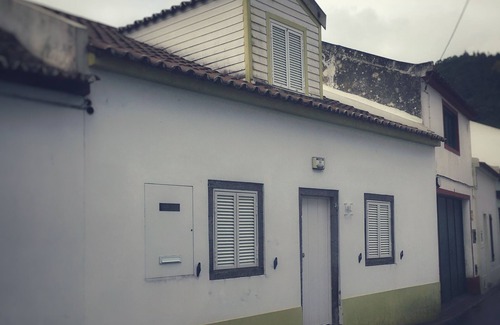 Furnas House | Casa das 2 Marias is a traditional Azorean house located in the center of Furnas