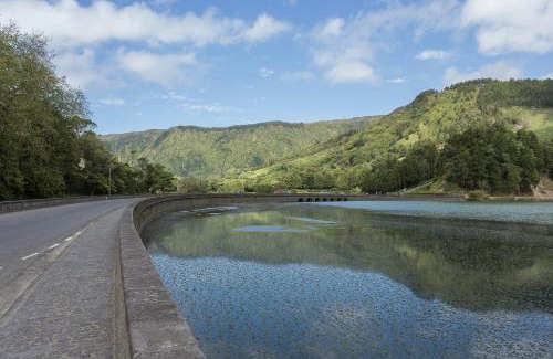Sete Cidades House | Casa das Camélias - Family Villa by the lagoon