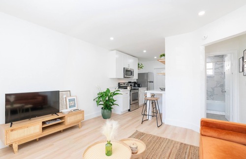 Southwest Coconut Grove House | Casa de Coco - 2 BDR/1BTH CLOSE TO BRICKELL, WYNWOOD, & SOUTH BEACH