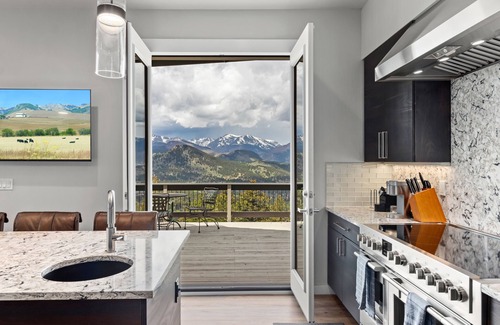 Windcliff Estates House | Casa de Cristal Sleeps 10+ Epic Views HotTub Sauna Pool Lux Linens 10Min to RMNP