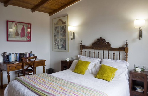 Santiago de Compostela Historic Centre Villa | Casa de Afora - Casa Privada con Piscina y Jacuzzi / spa