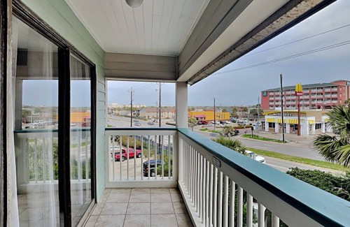 Galveston County Condo | Casa Del Mar 209 - Sunny Days | Gulf-Front