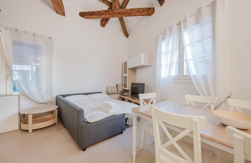 Longa Apartment | Casa dell'Aquila - 10 min from Venice