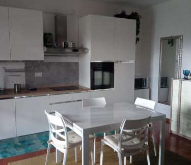 Civita Castellana Apartment | Casa di Zoe apartment - Punto di sosta x bikes auto e moto a 20 minuti dall'autostrada - parcheggio privato - giardino con barbecue -