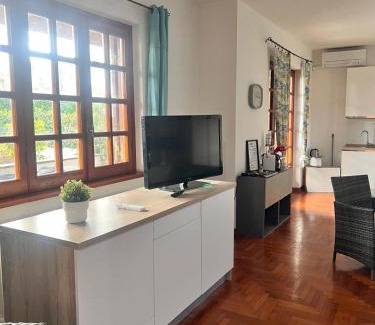 Civita Castellana Apartment | Casa di Zoe apartment - Punto di sosta x bikes auto e moto a 20 minuti dall'autostrada - parcheggio privato - giardino con barbecue -