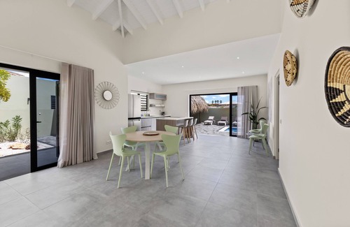 Marie Pampoen Villa | Casa Eloi: tropical comfort at a resort within walking distance of Mambo Beach