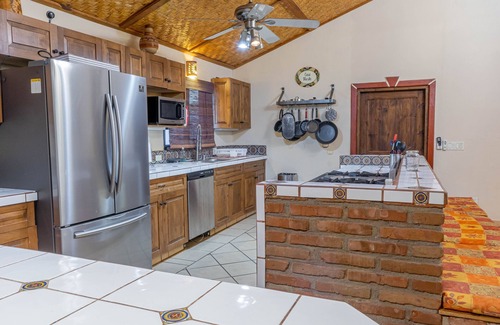 Zaragoza House | Casa Fiesta sleeps 12-walk to town, 3 min walk to beach. Pool