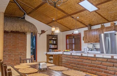 Zaragoza House | Casa Fiesta sleeps 12-walk to town, 3 min walk to beach. Pool