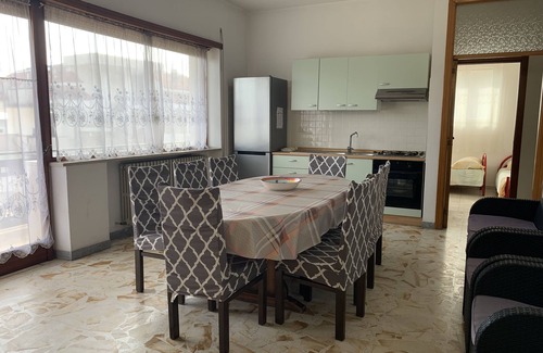 Gianola House | Casa Fiorita con 3 appart. per gruppi di 20 persone, 10 min. a piedi dal mare