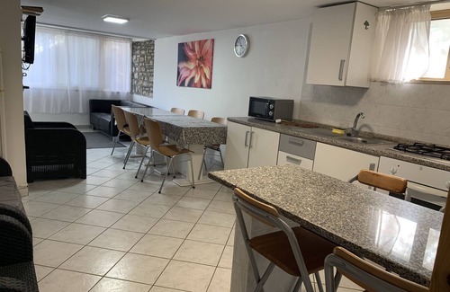 Gianola House | Casa Fiorita con 3 appart. per gruppi di 20 persone, 10 min. a piedi dal mare