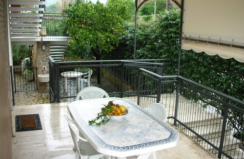 Gianola House | Casa Fiorita con 3 appart. per gruppi di 20 persone, 10 min. a piedi dal mare