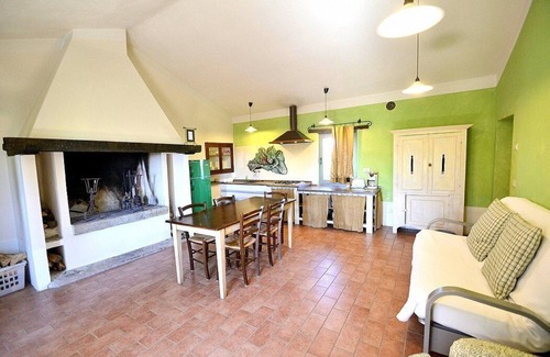 Castiglione del Lago House | Casa Flora E: A characteristic and welcoming apartment that is part of a villa surrounded by the greenery, with Free WI-FI.