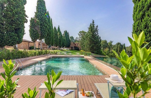 Asciano House | Casa Giobatta D: A characteristic and welcoming two-story apartment that is part of an ancient country house surrounded by the greenery, with Free WI-FI.