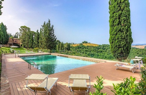 Asciano House | Casa Giobatta D: A characteristic and welcoming two-story apartment that is part of an ancient country house surrounded by the greenery, with Free WI-FI.