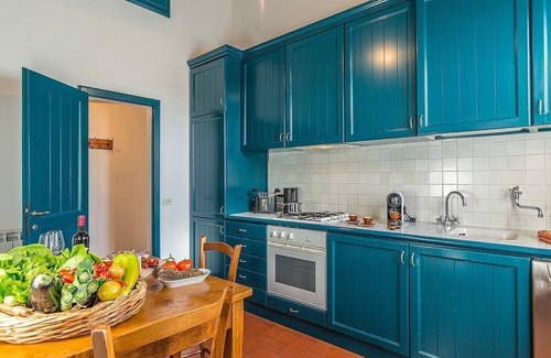 Asciano House | Casa Giobatta S: A characteristic and welcoming apartment that is part of an ancient country house surrounded by the greenery, with Free WI-FI.