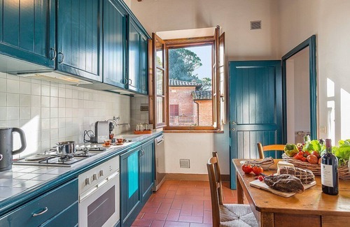 Asciano House | Casa Giobatta S: A characteristic and welcoming apartment that is part of an ancient country house surrounded by the greenery, with Free WI-FI.