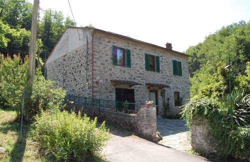 Casoli House | Casa Millefiori, Village House near Bagni Di Lucca with Large Garden and Pool.