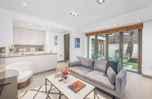 Kensington Apartment | Casa Italia near Gloucester Road with Outside Space