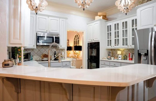 Amarillo House | Casa Italia Retreat Patio Dining & Comfort for 10