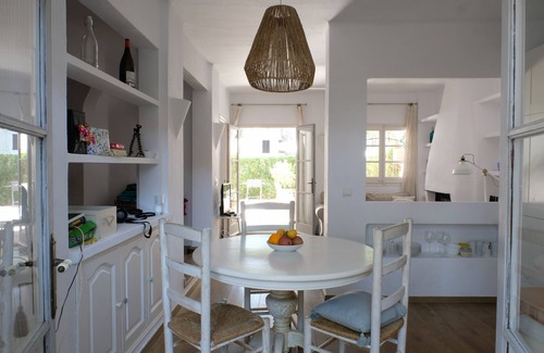 Pals Cottage | Casa Julia, a charming cottage with a shared pool and lots of space