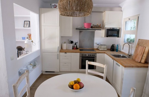 Pals Cottage | Casa Julia, a charming cottage with a shared pool and lots of space
