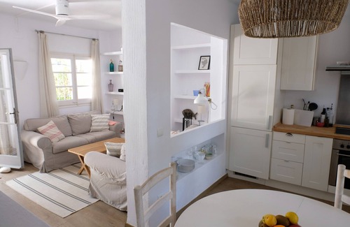 Pals Cottage | Casa Julia, a charming cottage with a shared pool and lots of space
