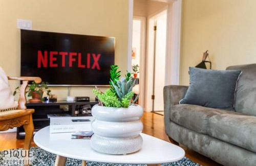 Southwest Edmonton Apartment | Casa LeBlanc - Latin Vibes - Sleep 8 - Netflix - Long Term